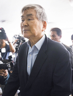 서울지방경찰청 지능범죄수사대에 출석하는 조양호 회장.    연합뉴스